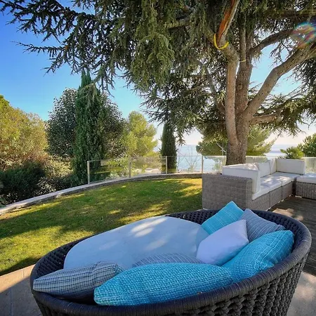 Cannes Luxury Rental - Modern Villa Supercannes Villa